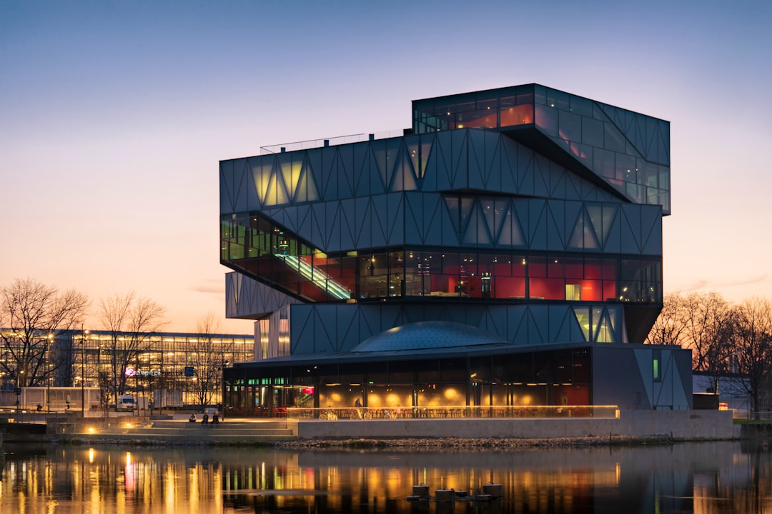 Pembelaan Terpaksa (Noodweer) dan Pembelaan Terpaksa yang Melampaui Batas (Noodweer Axces) sebagai Alasan Penghapus Pidana Image